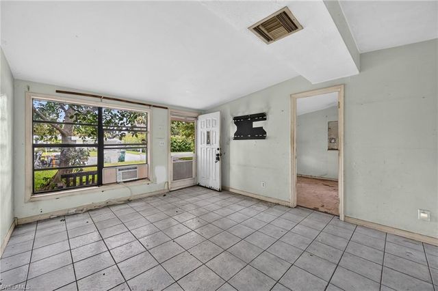 1223 Embassy LN, Naples, FL 34104