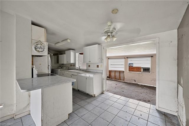 1223 Embassy LN, Naples, FL 34104