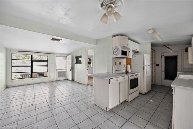 1223 Embassy LN, Naples, FL 34104
