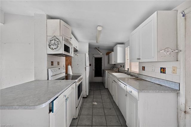 1223 Embassy LN, Naples, FL 34104