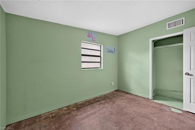 1223 Embassy LN, Naples, FL 34104