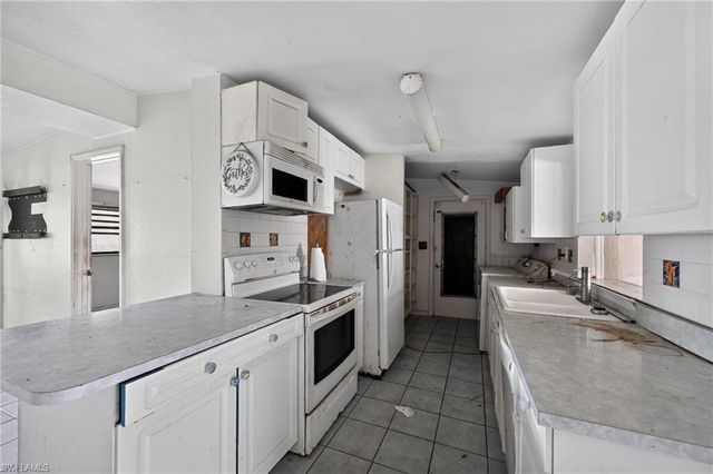 1223 Embassy LN, Naples, FL 34104