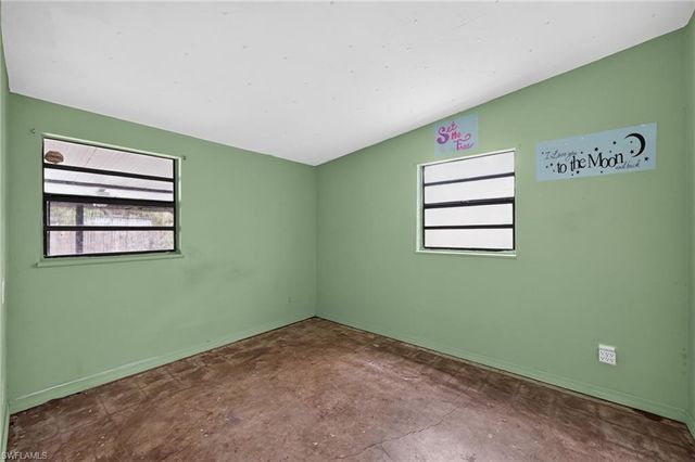 1223 Embassy LN, Naples, FL 34104