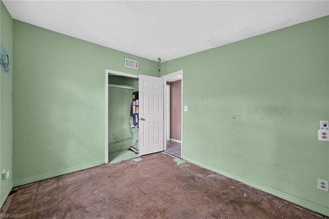 1223 Embassy LN, Naples, FL 34104