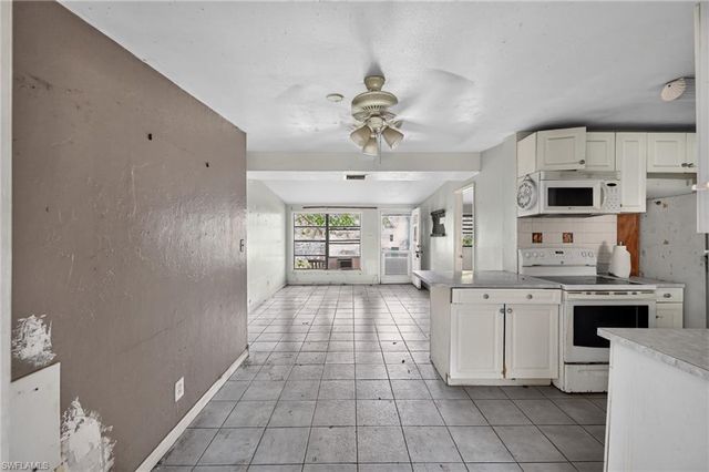 1223 Embassy LN, Naples, FL 34104