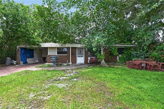 1223 Embassy LN, Naples, FL 34104