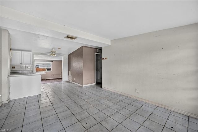 1223 Embassy LN, Naples, FL 34104