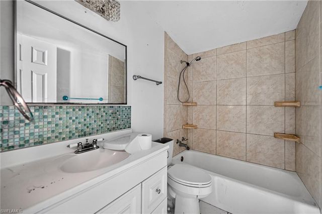 1223 Embassy LN, Naples, FL 34104