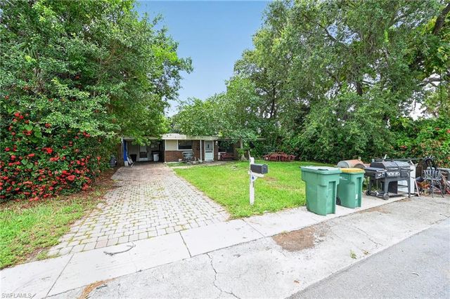 1223 Embassy LN, Naples, FL 34104