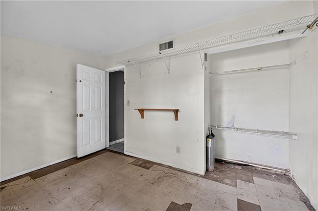 1223 Embassy LN, Naples, FL 34104