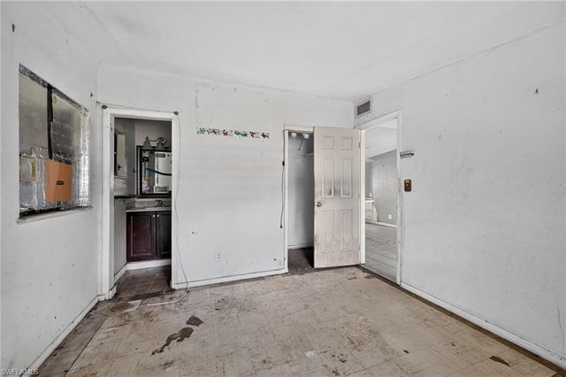 1223 Embassy LN, Naples, FL 34104