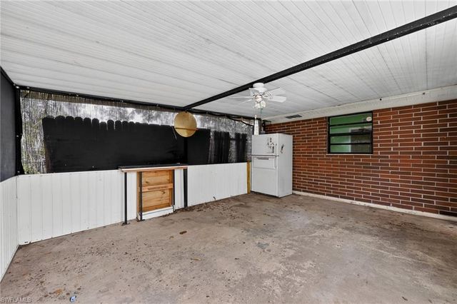 1223 Embassy LN, Naples, FL 34104