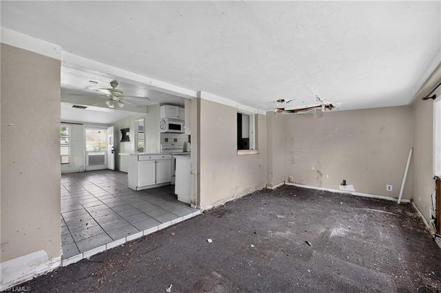 1223 Embassy LN, Naples, FL 34104