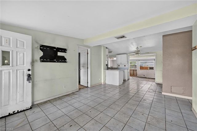 1223 Embassy LN, Naples, FL 34104
