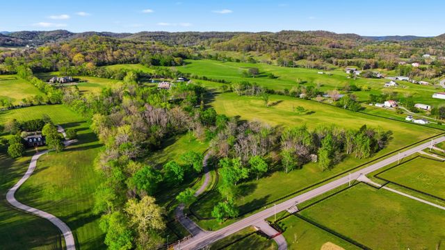 4810 Scenic Oaks Ln, Thompsons Station, TN 37179