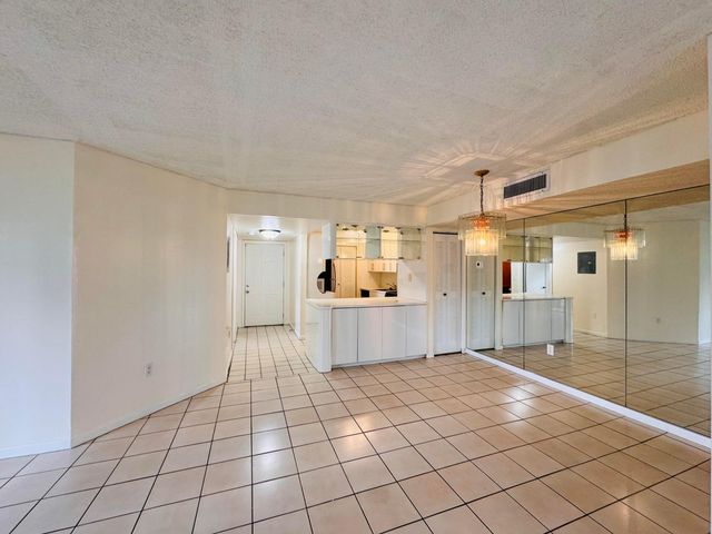 20681 NE 4th Place 105, Miami, FL 33179