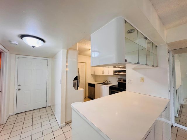 20681 NE 4th Place 105, Miami, FL 33179