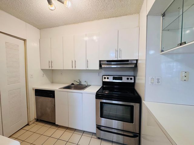 20681 NE 4th Place 105, Miami, FL 33179