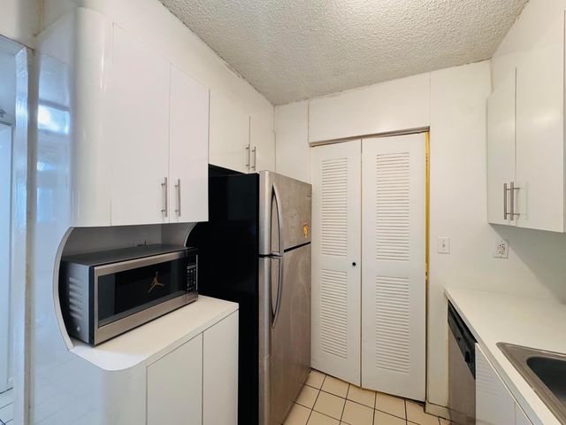 20681 NE 4th Place 105, Miami, FL 33179