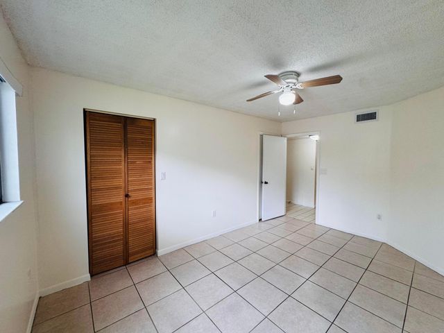 20681 NE 4th Place 105, Miami, FL 33179
