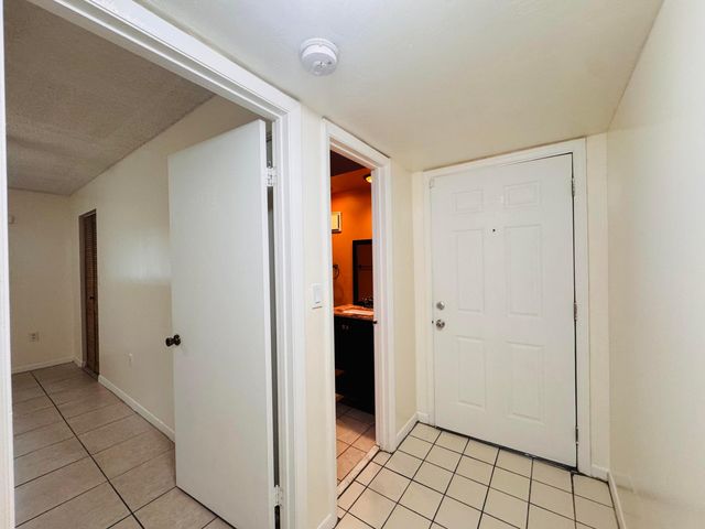 20681 NE 4th Place 105, Miami, FL 33179