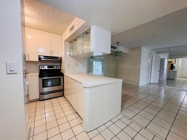 20681 NE 4th Place 105, Miami, FL 33179