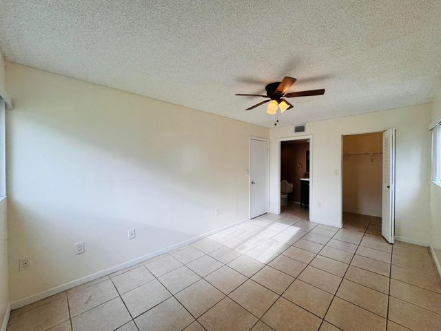 20681 NE 4th Place 105, Miami, FL 33179