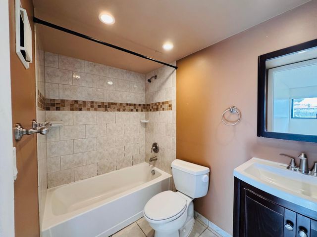 20681 NE 4th Place 105, Miami, FL 33179