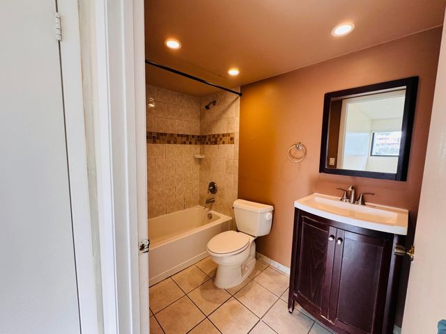 20681 NE 4th Place 105, Miami, FL 33179