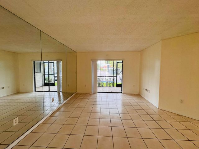 20681 NE 4th Place 105, Miami, FL 33179