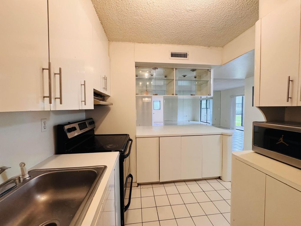 20681 NE 4th Place 105, Miami, FL 33179