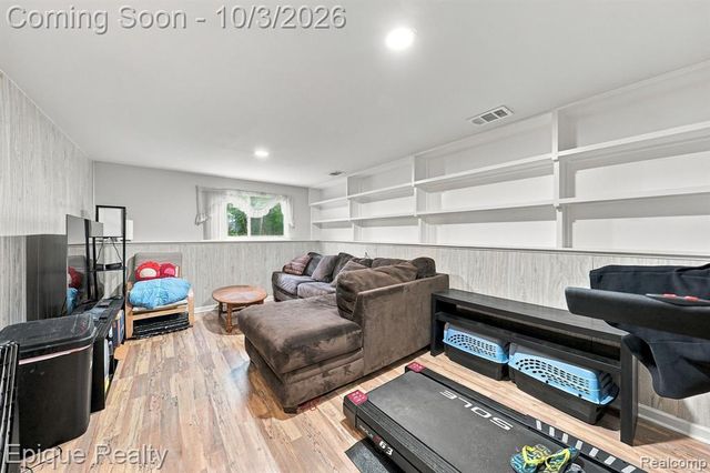 1153 Bangor Road, Waterford, MI 48328