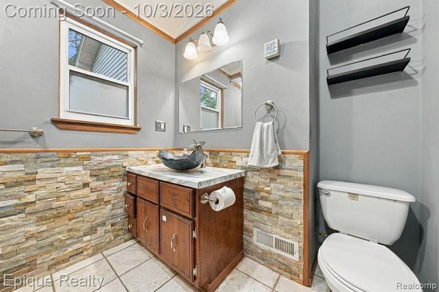 1153 Bangor Road, Waterford, MI 48328