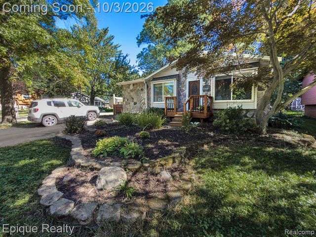 1153 Bangor Road, Waterford, MI 48328