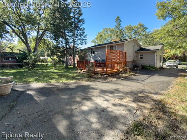 1153 Bangor Road, Waterford, MI 48328