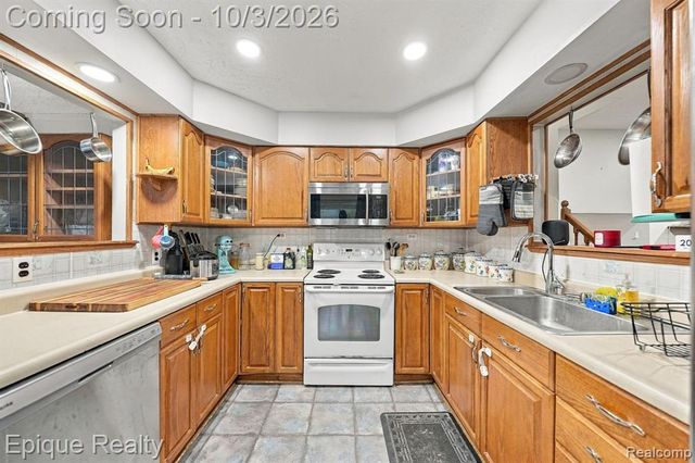 1153 Bangor Road, Waterford, MI 48328