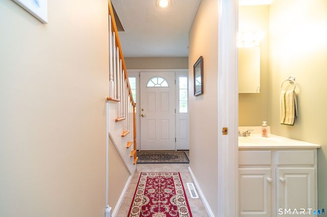 20 Holly Bush Lane, Norwich, CT 06360