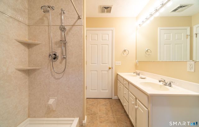 20 Holly Bush Lane, Norwich, CT 06360