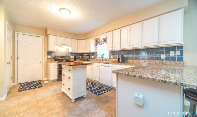 20 Holly Bush Lane, Norwich, CT 06360