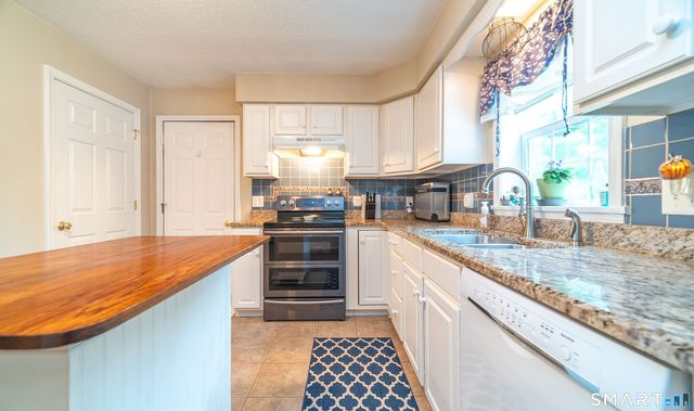 20 Holly Bush Lane, Norwich, CT 06360