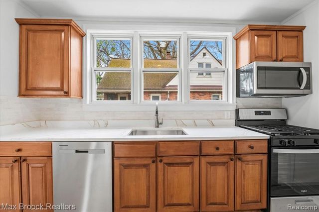 1449 Oakwood Street, Sylvan Lake, MI 48320