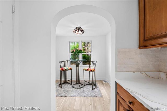 1449 Oakwood Street, Sylvan Lake, MI 48320