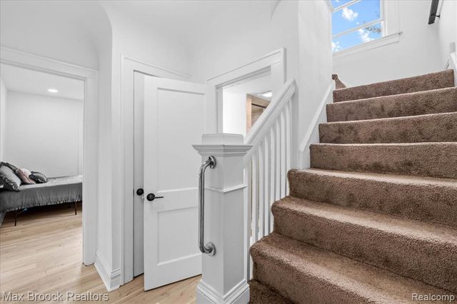 1449 Oakwood Street, Sylvan Lake, MI 48320