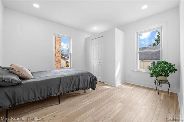 1449 Oakwood Street, Sylvan Lake, MI 48320