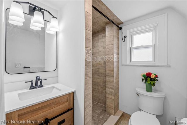 1449 Oakwood Street, Sylvan Lake, MI 48320