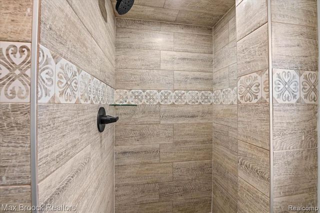 1449 Oakwood Street, Sylvan Lake, MI 48320