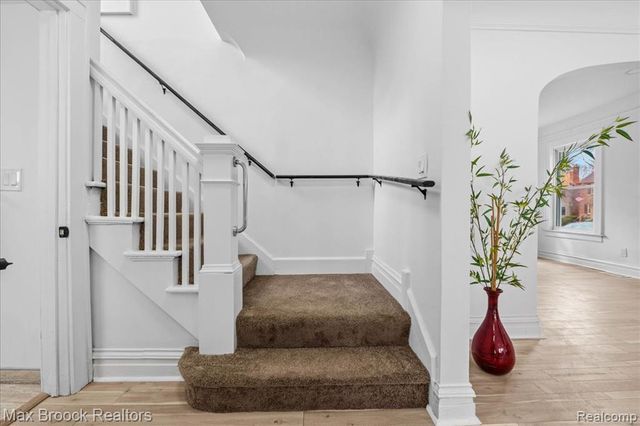 1449 Oakwood Street, Sylvan Lake, MI 48320