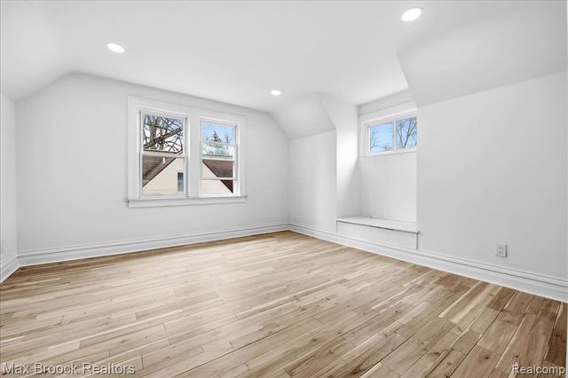 1449 Oakwood Street, Sylvan Lake, MI 48320