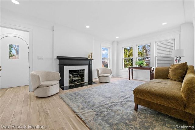 1449 Oakwood Street, Sylvan Lake, MI 48320