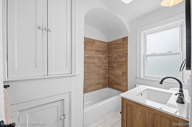 1449 Oakwood Street, Sylvan Lake, MI 48320